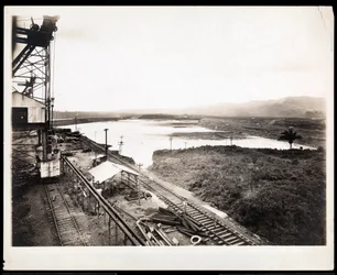 Vista dei binari ferroviari e dei macchinari durante la costruzione del Canale di Panama, 1912 o 1913